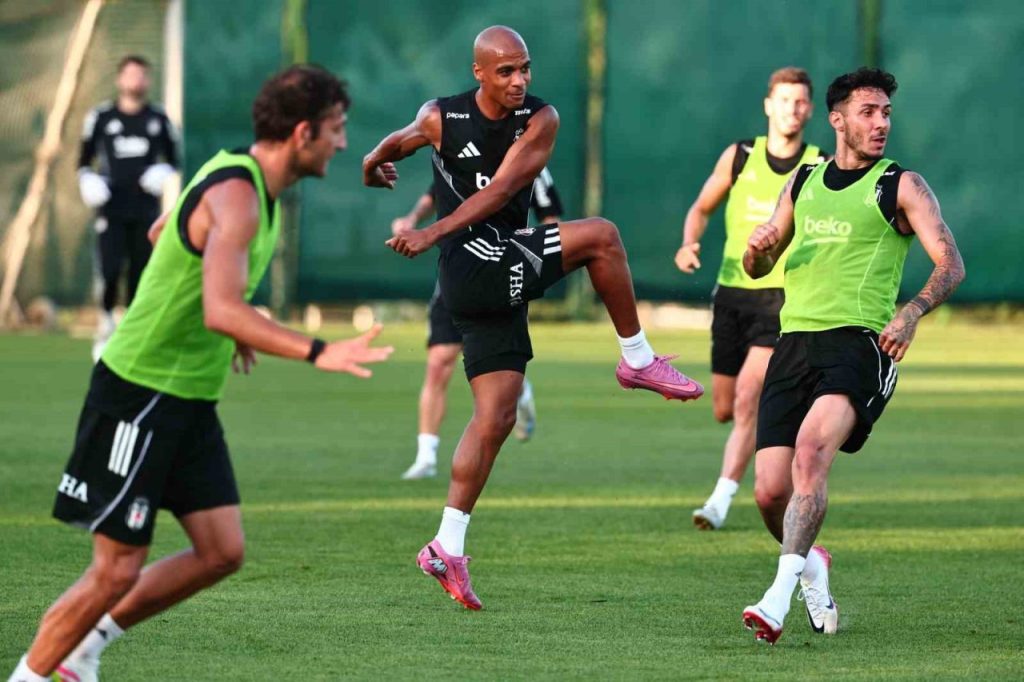 besiktas basaksehir maci hazirliklarini cift antrenmanla surdurdu f8d9a102e1b9 |