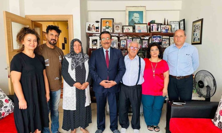 Burhaniye Kaymakamı şehit ailelerini ziyaret etti 1 burhaniye kaymakami sehit ailelerini ziyaret etti 32811e971f45 |