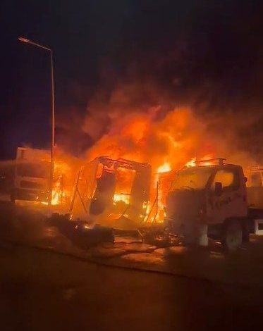Bursa’da 3 kamyon ve 1 tır alev alev yandı, ortalık savaş alanına döndü 1 bursada 3 kamyon ve 1 tir alev alev yandi ortalik savas alanina dondu 70e978afa375 |