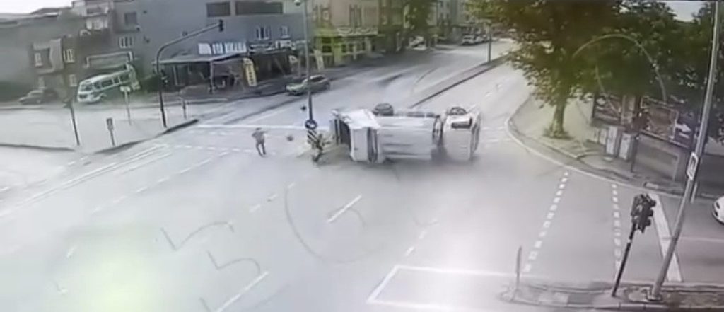 bursada cop kamyonu refuje girdikten sonra takla atti kaza ani kamerada 0c4932f37584 |