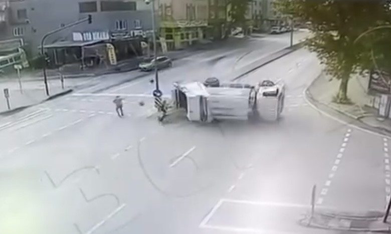 bursada cop kamyonu refuje girdikten sonra takla atti kaza ani kamerada 0c4932f37584 |