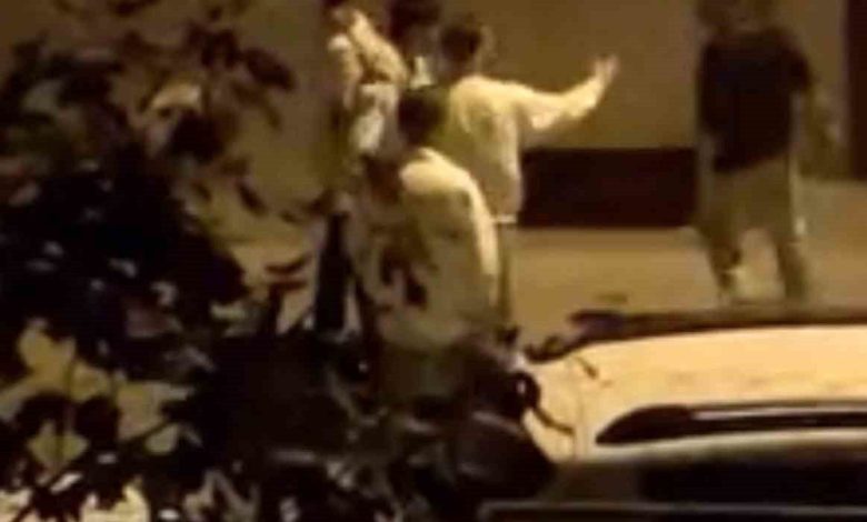 bursada gencler sokak ortasinda kavgaya tutustu tekme tokat darp kameraya yansidi d1bb59ea7a1f |