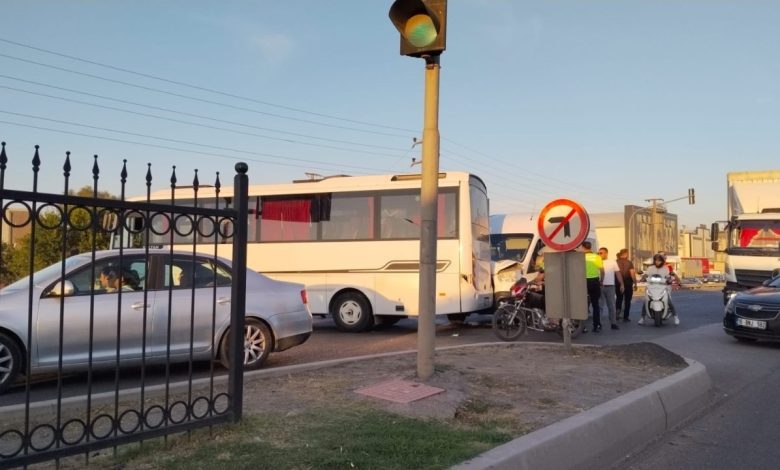 bursada isci servisi ile yolcu minibusu carpisti 4 yarali f4d5ae2e571c |