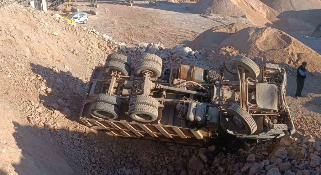 bursada kontrolden cikan hafriyat kamyonu devrildi 1a8cc9470af1 |