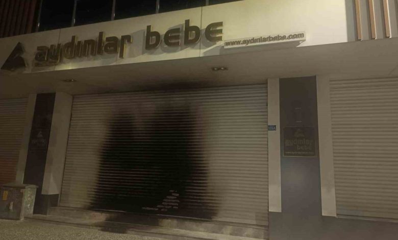 Bursa’da mağazayı ateşe veren şahıs video çekti 1 bursada magazayi atese veren sahis video cekti d86c4e317e77 |