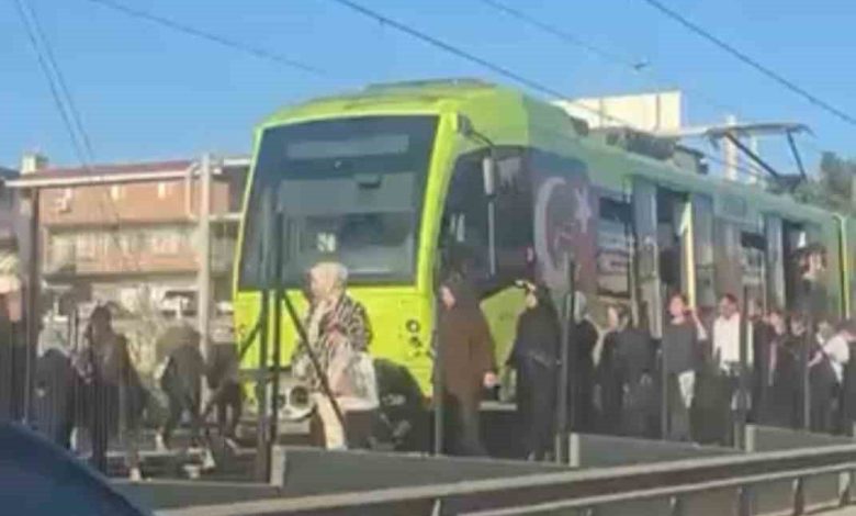 bursada metro durdu vatandaslar raylardan yurudu 222b48740623 |