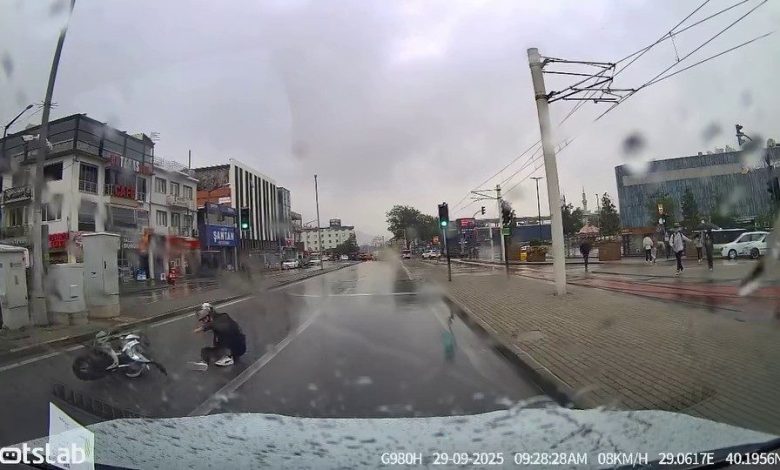 bursada motosikletli yagisli havada drift atti yere kapaklandi 7c5884f6cd8d |