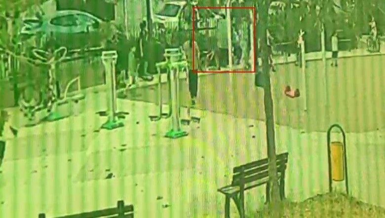 Bursa’da parkta oynayan çocuğa yorgun mermi isabet etti: 1 gözaltı 1 bursada parkta oynayan cocuga yorgun mermi isabet etti 1 gozalti e05cd1ffc572 |