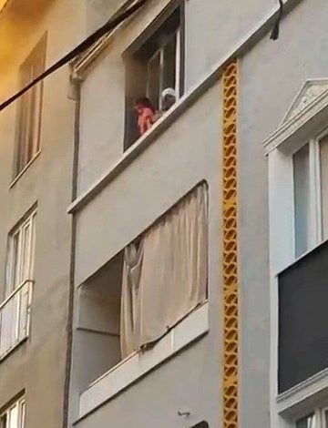 Bursa’da yangın paniği: Anneanne torununu alevlerden böyle kurtardı 1 bursada yangin panigi anneanne torununu alevlerden boyle kurtardi 5dfadc18c37e |