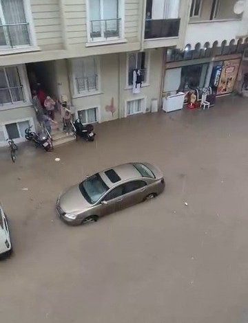 Bursa’yı sağanak vurdu, cadde ve sokaklar sular altında kaldı 1 bursayi saganak vurdu cadde ve sokaklar sular altinda kaldi baa6f2879ff5 |