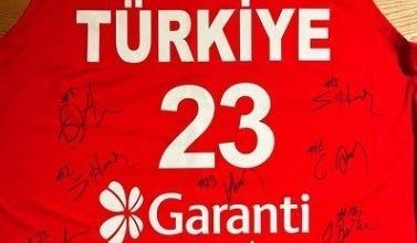 cagan icin milli formasini bagisladi1 milyon liradan acik artirmaya cikti 8ce60b556bfe |