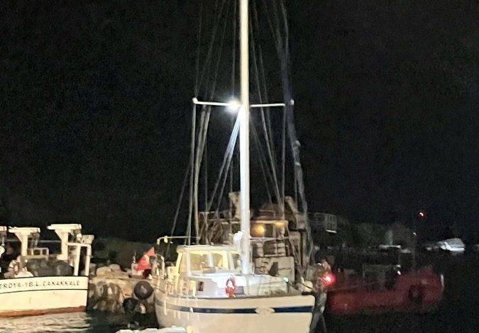 canakkale bogazinda makine arizasi yaparak suruklenen tekne kurtarildi 0fccb577e1ed |