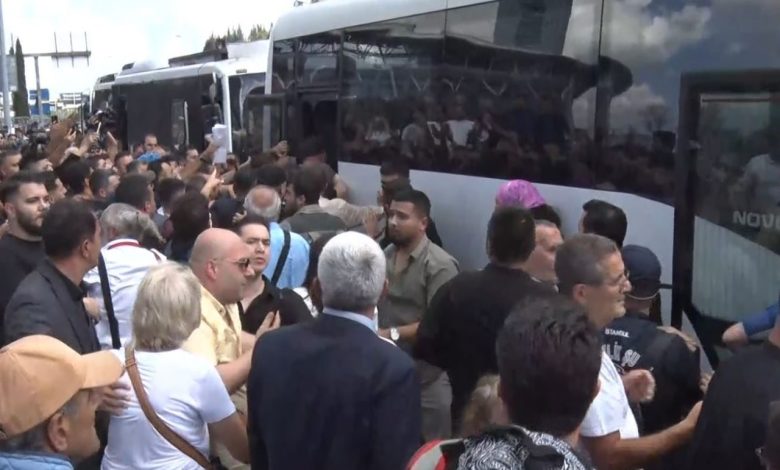 CHP İstanbul İl Başkanlığı önündeki kalabalık, polis otobüsüne saldırdı 1 chp istanbul il baskanligi onundeki kalabalik polis otobusune saldirdi 5f306c4c425c |