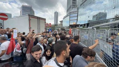 chp istanbul il baskanligindaki barikati yikmaya calisan kalabaliga polis mudahalesi 409249577299 |