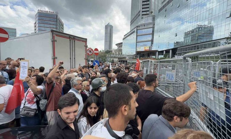 CHP İstanbul İl Başkanlığı’ndaki barikatı yıkmaya çalışan kalabalığa polis müdahalesi 1 chp istanbul il baskanligindaki barikati yikmaya calisan kalabaliga polis mudahalesi 409249577299 |