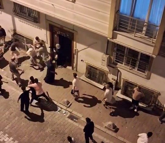 Çocukların kavgasına aileler dahil oldu, ortalık savaş alanına döndü 1 cocuklarin kavgasina aileler dahil oldu ortalik savas alanina dondu 344fcbeffab5 |