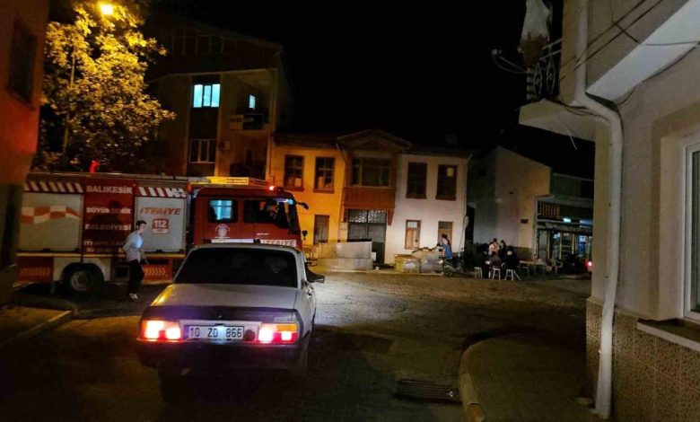 Depremlerin durmadığı Sındırgı’da vatandaşlar geceyi dışarıda geçirdi 1 depremlerin durmadigi sindirgida vatandaslar geceyi disarida gecirdi 5d2d0ebdb1da |