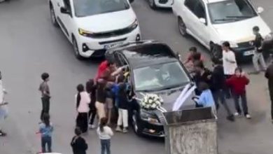 dugun konvoyunun onunu cop konteyneri ile kestiler zarfi alinca yol verdiler 517675caf594 |