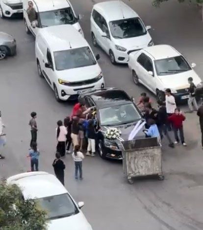 dugun konvoyunun onunu cop konteyneri ile kestiler zarfi alinca yol verdiler 517675caf594 |