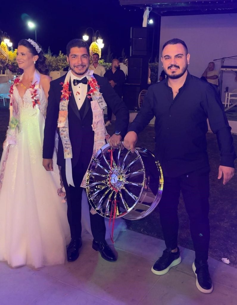 dugunde gelin ve damada jant hediye edildi b039859336c3 |