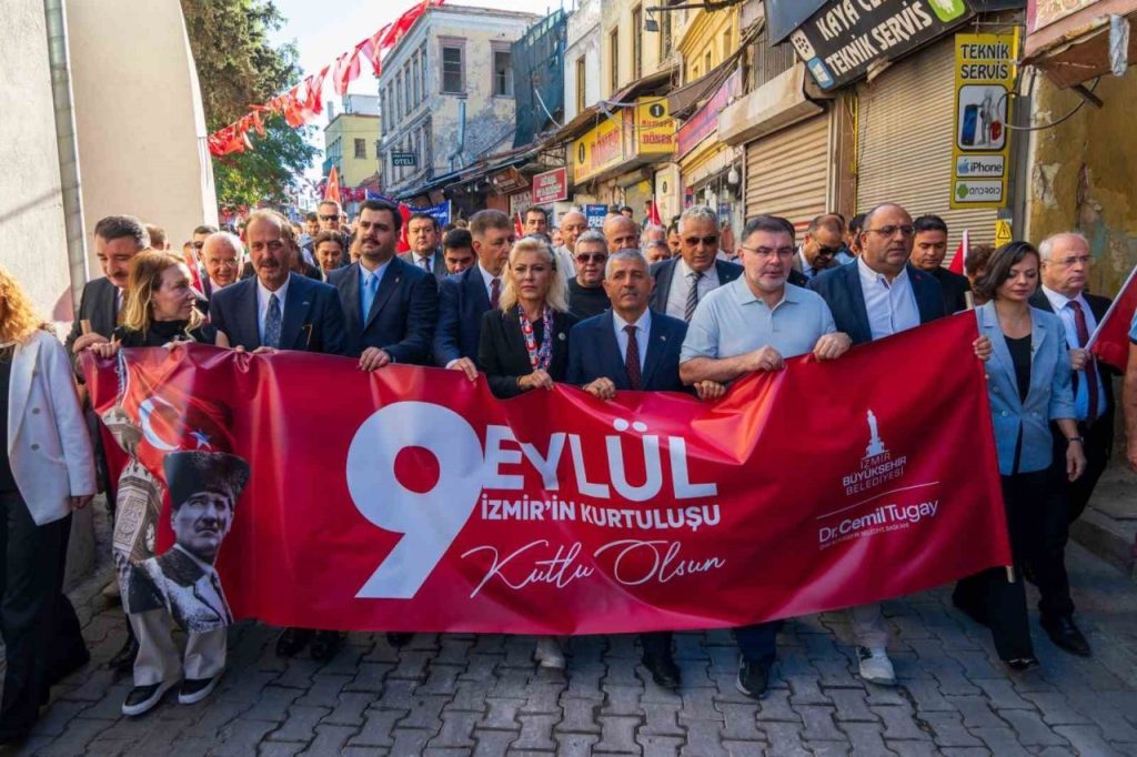 dusman isgalinden kurtulusa ozel 350 metrelik bayrak caddelerde dalgalandi f40f3cf26294 |