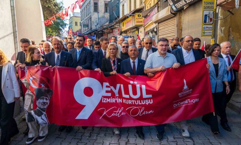 dusman isgalinden kurtulusa ozel 350 metrelik bayrak caddelerde dalgalandi f40f3cf26294 |