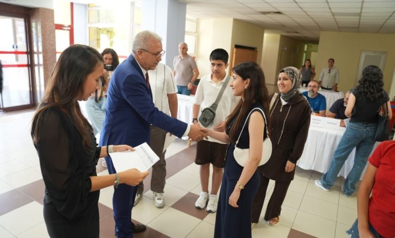 eu rektoru prof dr budak cicegi burnunda ogrencilerinin kayit heyecanina ortak oldu 162be61531b5 |