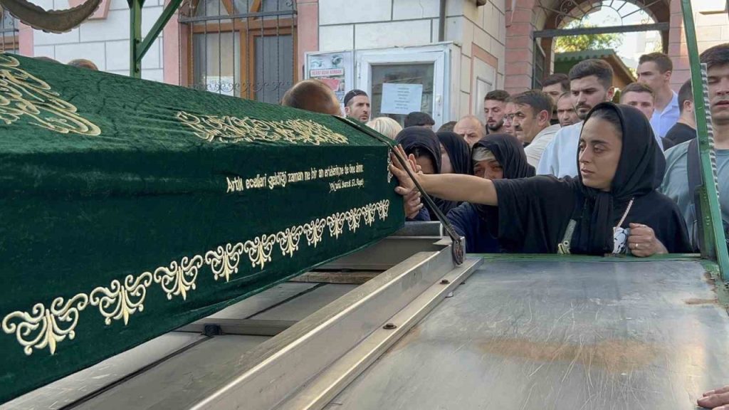 eyupsultanda oldurulen 20 yasindaki genc son yolculuguna ugurlandi 269309392017 |