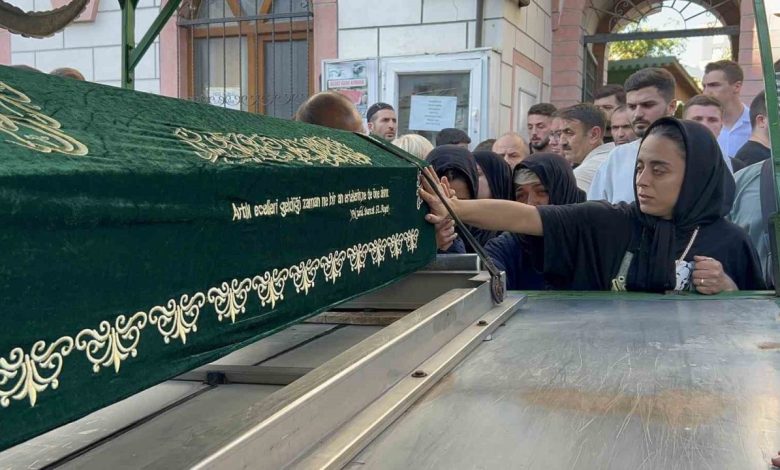 Eyüpsultan’da öldürülen 20 yaşındaki genç son yolculuğuna uğurlandı 1 eyupsultanda oldurulen 20 yasindaki genc son yolculuguna ugurlandi 269309392017 |