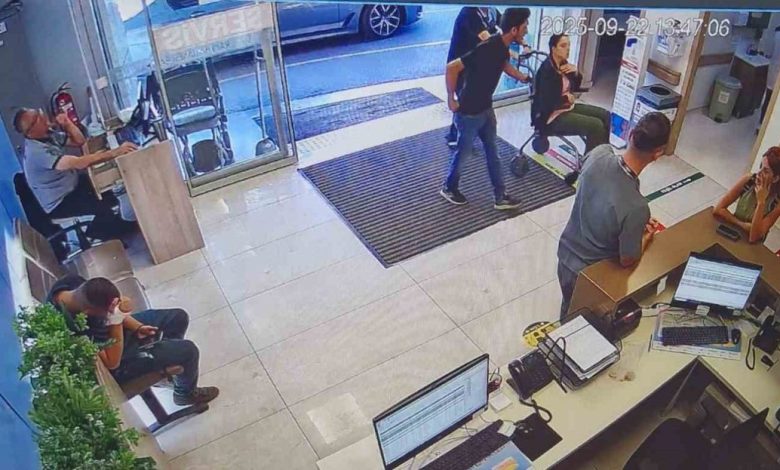 eyupsultanda zehirlenme suphesiyle hastaneye kaldirilan ailenin goruntuleri ortaya cikti 7ba1e2c51054 |