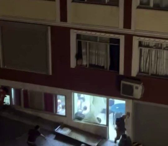 Fatih’te kahvehanede çıkan tartışma dışarıya taştı: Taşla camı çerçeveyi indirdi 1 fatihte kahvehanede cikan tartisma disariya tasti tasla cami cerceveyi indirdi 55f68de8dcd6 |