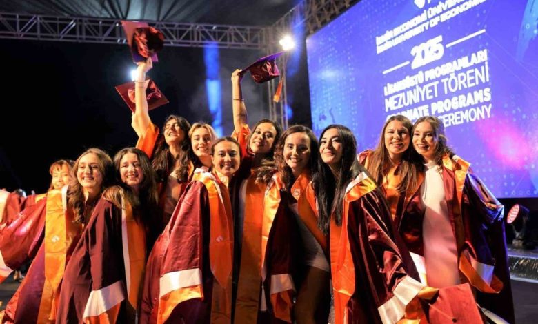 Geleceğin liderleri diplomalarını aldı 1 gelecegin liderleri diplomalarini aldi 48090bcb5b32 |