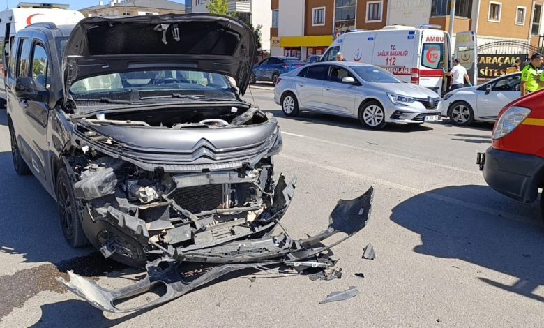 hafif ticari aracla otomobil carpisti 4 yarali 142e92b7f160 |