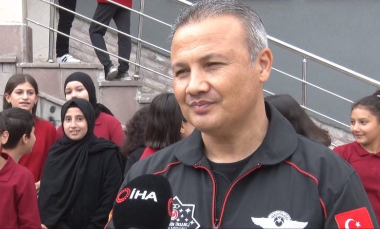 İlk Türk Astronot Alper Gezeravcı öğrencilerle bir araya geldi 1 ilk turk astronot alper gezeravci ogrencilerle bir araya geldi 216ce1b81e2a |