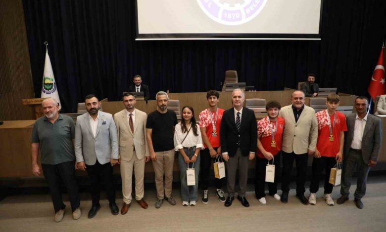İnegöl’ün başarılı gençleri, mecliste onure edildi 1 inegolun basarili gencleri mecliste onure edildi 57afc17abfad |