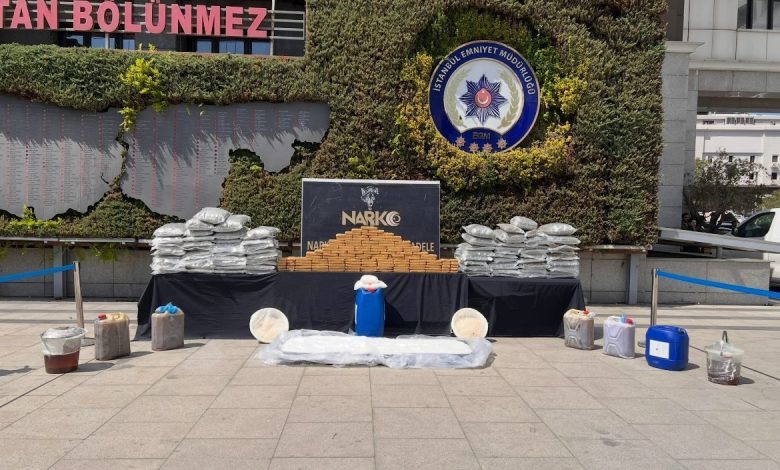 İstanbul’da ele geçirilen uyuşturucu emniyette sergilendi 1 istanbulda ele gecirilen uyusturucu emniyette sergilendi afd9d10a3108 |