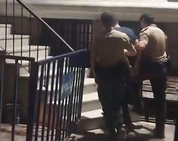 İzmir’de 13 yıl hapis cezasıyla aranan hırsız yakalandı 1 izmirde 13 yil hapis cezasiyla aranan hirsiz yakalandi 692a7ebdf866 |