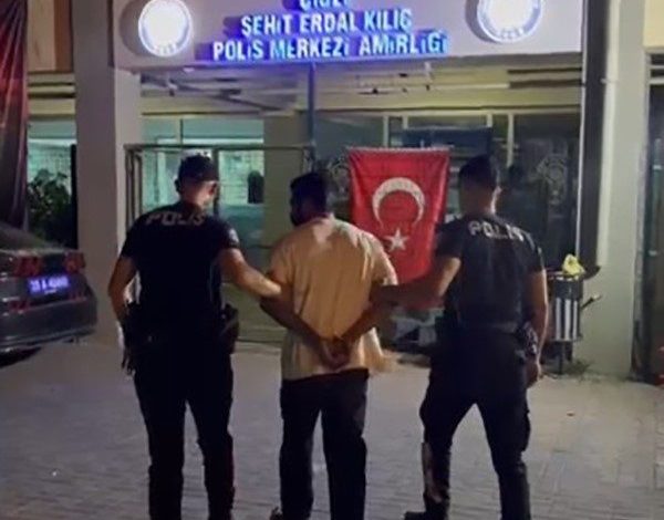 İzmir’de 18 yıl 9 ay hapis cezasıyla aranan firari yakalandı 1 izmirde 18 yil 9 ay hapis cezasiyla aranan firari yakalandi c4713890e106 |