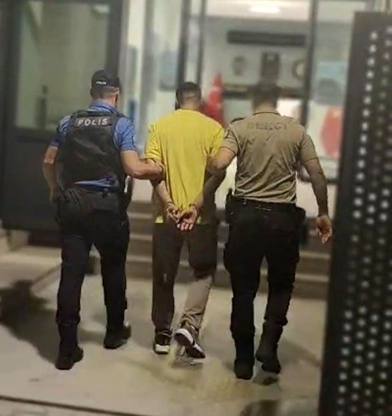 izmirde 19 yil hapisle aranan firari yakalandi 9f0475070209 |