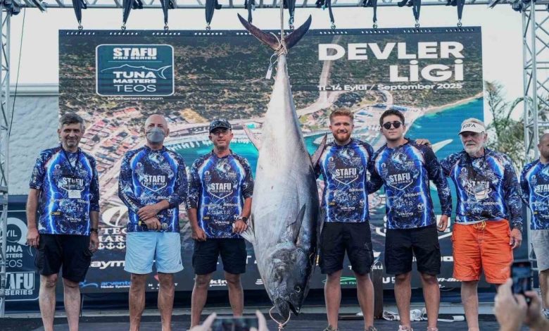 izmirde 25 saat mucadeleyle 185 kiloluk dev orkinos yakalandi b60dcaee8dec |