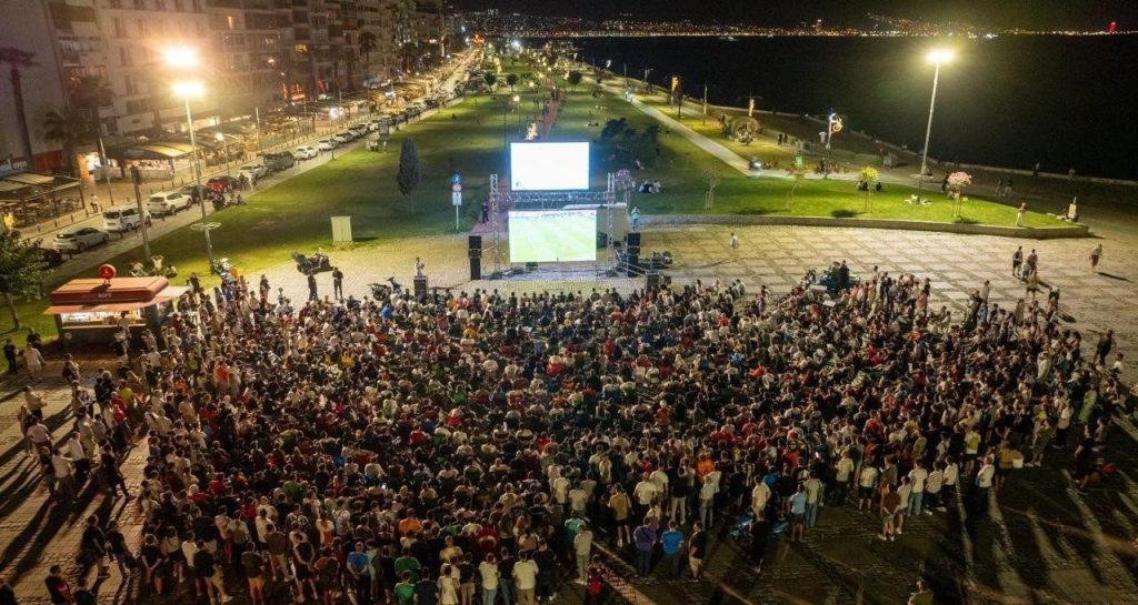 izmirde dev ekranlarda final heyecani yasanacak cf896a594dad |