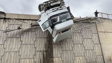 izmirde tir devrildi kupasi viyadukte asili kaldi 57ac9a3c3baf |