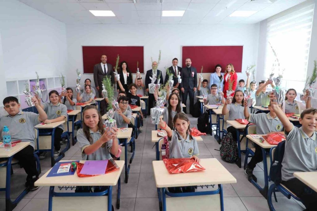 izmirde yeni egitim yili yesil vatani korumak temali ilk dersle basladi e9fed863831d |