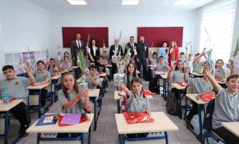 İzmir’de yeni eğitim yılı ’Yeşil Vatanı Korumak’ temalı ilk dersle başladı 1 izmirde yeni egitim yili yesil vatani korumak temali ilk dersle basladi e9fed863831d |