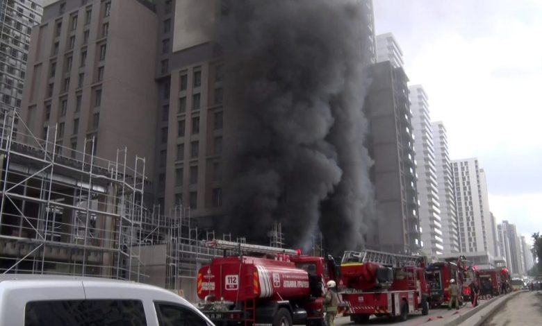 kadikoyde bir insaatta cikan yanginin sondurme calismalari devam ediyor e2d670ad1c2a |