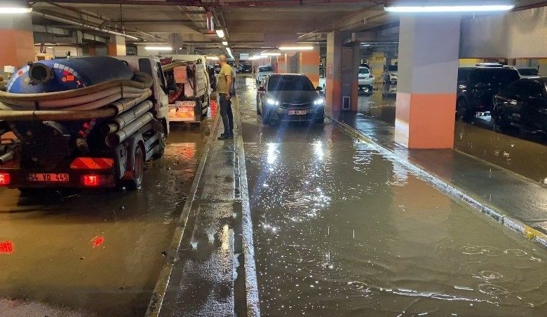 Kadıköy’de su borusu patladı: AVM otoparkı göle döndü 1 kadikoyde su borusu patladi avm otoparki gole dondu b10d35f7ff18 |