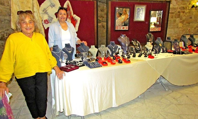 Kadınların el emeği Çeşme’nin tarihi kalesinde sergileniyor 1 kadinlarin el emegi cesmenin tarihi kalesinde sergileniyor 896e1ad7250b |