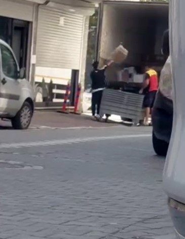 Kargo firması çalışanlarının paketleri fırlattığı anlar kameraya yansıdı 1 kargo firmasi calisanlarinin paketleri firlattigi anlar kameraya yansidi 776781ae1141 |