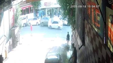 kaza yapan otomobil yan yatti yaya son anda kurtuldu 6e9f6d456608 |