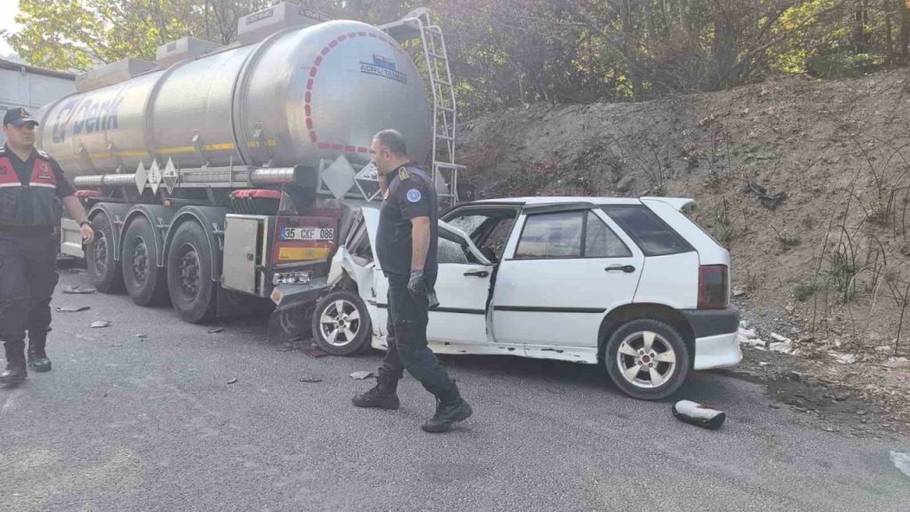 kontrolden cikan otomobil asit yuklu tankere carpti 5 yarali c89feb99722c |